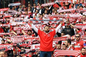 Futbolun yarım asırlık &ccedil;ınarı k&uuml;mede kalma savaşı veriyor