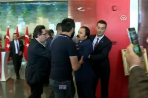 CHP Parti S&ouml;zc&uuml;s&uuml; B&uuml;lent Tezcan'ın &uuml;zerine y&uuml;r&uuml;d&uuml;ler