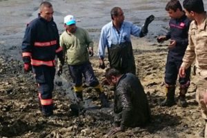 Baraj g&ouml;l&uuml;nde &ccedil;amura saplandı!