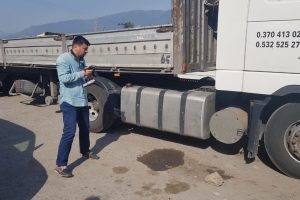 Park halindeki tırın yakıt deposunu boşalttılar!