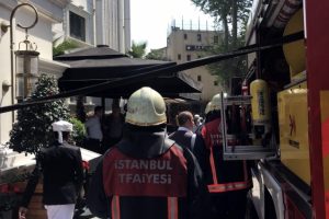 Otel yangınında itfaiye zehirlendi