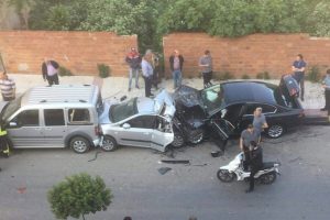 Hızını alamayan otomobil park halindeki ara&ccedil;lara &ccedil;arptı