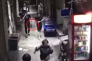 Eşinin kesik kafasıyla sokakta y&uuml;r&uuml;yen adam g&uuml;venlik kamerasında
