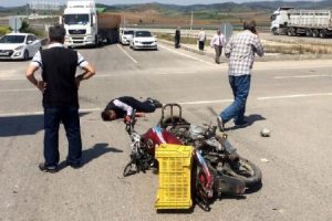 Bursa'da tır &ccedil;arpan, kasksız motosikletli ağır yaralandı