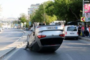 İstanbul'da otomobil takla attı