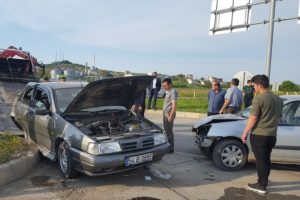 İki otomobil &ccedil;arpıştı: 5 yaralı