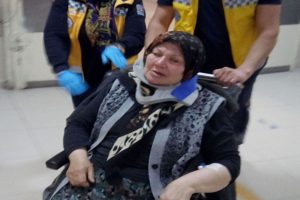 Yaşlı adam eşini darp etti