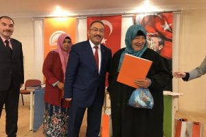 Bursa'da s&uuml;t sığırcılığı kursunu bitiren besicilerin sertifika sevinci