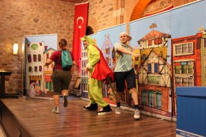 Bursa'da tiyatro oyunu ile geri d&ouml;n&uuml;ş&uuml;me dikkat &ccedil;ektiler