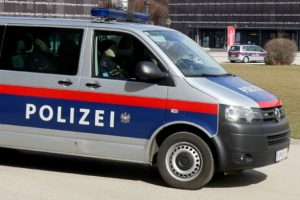 Avusturya polisinden aşırı sağcı gruba baskın