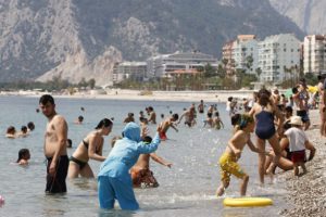 Antalya'da yakıcı g&uuml;neş tatilcileri denize d&ouml;kt&uuml;