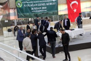 Se&ccedil;imde kavga &ccedil;ıktı, sandalyeler havada u&ccedil;uştu