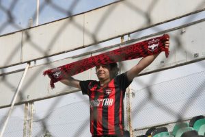K&uuml;me d&uuml;şen takımına trib&uuml;nden tek başına destek verdi