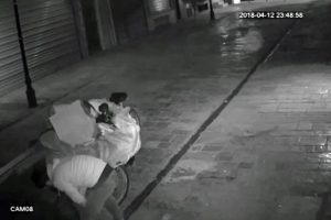 İzmir'i soyan hırsızlar g&uuml;venlik kamerasında