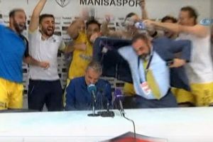 Ankarag&uuml;c&uuml; futbolcularından basın toplantısında sulu kutlama!