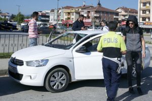 "Maskeli s&uuml;r&uuml;c&uuml;" ihbarı polisi harekete ge&ccedil;irdi