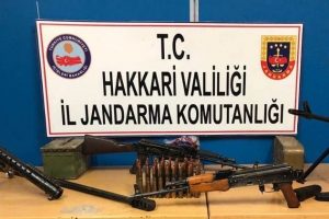 Hakkari kırsalında silah, m&uuml;himmat ele ge&ccedil;irildi
