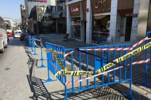 D&uuml;şen sıva par&ccedil;aları 2 kişiyi yaraladı