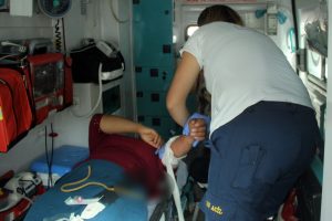 &Ccedil;ocuklarının g&ouml;z&uuml; &ouml;n&uuml;nde kendini bı&ccedil;akladı