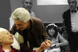 15 yıl &ouml;nce boşanmışlardı, hastanede yeniden evlendiler!