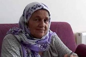 Otomobille &ccedil;arpışan elektrikli bisikletin s&uuml;r&uuml;c&uuml;s&uuml; &ouml;ld&uuml;