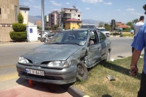 Ambulans ile otomobil &ccedil;arpıştı: 1 yaralı