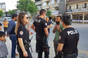 D&uuml;zce'de sopalı bı&ccedil;aklı kavga: 3 yaralı