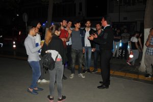 Utandıran g&ouml;r&uuml;nt&uuml;ler! İntihar izlemek i&ccedil;in toplandılar, yetmedi...