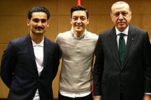 Mesut Özil ve İlkay Gündoğan'ın Türkiye Cumhurbaşkanı Recep Tayyip Erdoğan ile ilgili görsel sonucu