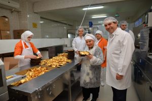 Bedia Akartürk'ten Bursa'da kestane şekeri üreticilerine sürpriz