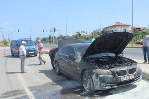 Korku dolu anlar! L&uuml;ks otomobil birden alev aldı