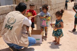 Suriyeli yetimlere Ramazan çocuk paketi