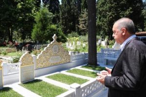 Erdoğan'dan anne ve babasının mezarlarına ziyaret