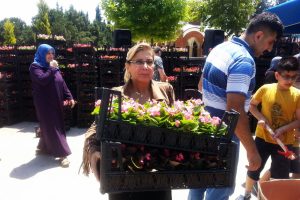 Bursa'da yakınlarının mezarlarını ziyaret eden vatandaşlara çiçek fidesi dağıtıldı