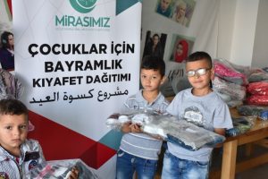 Kudüslü çocukların bayramlıkları Türkiye'den