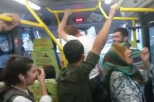 Kadın ile şoför tartışmasında yolcular kahkahalara boğuldu!