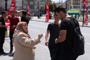 Sokak sokak gezip oğluna 'takipçi' topluyor