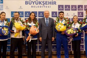İstanbul Büyükşehir Belediyesi'nden başarılı sporculara ödül
