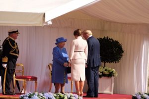 Trump, Kraliçe Elizabeth ile bir araya geldi
