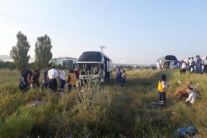 Ankara'da otobüs tarlaya girdi: 15 yaralı