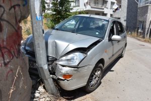 Kadın sürücü direğe çarptı: 4 yaralı