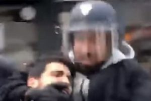 Macron'un danışmanı polis kılığında eylemci dövmüş