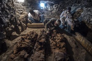 Kara lahit mezarlarından 3 mumya çıktı!