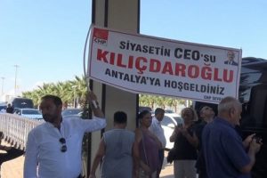 Kılıçdaroğlu'na 'Siyasetin CEO'su' pankartıyla karşılama