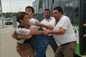 Bursa'da halk otobüsünün tehlikeli manevrası kavga çıkardı