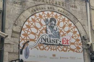 Tarihi kapıya asılan Nusr-Et tabelası, tepki çekti