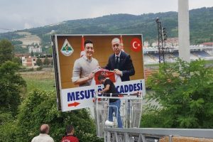 Özil'in tabelası, Erdoğanlı fotoğrafı ile değiştirildi