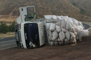 Saman yüklü kamyon devrildi: 1 Yaralı