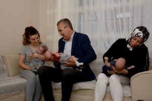 Bursa Karacabey Belediye Başkanı Özkan'dan üçüz bebeği olan çifte ziyaret