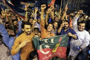 Pakistan seçimlerinde eski kriketçi galibiyete yakın